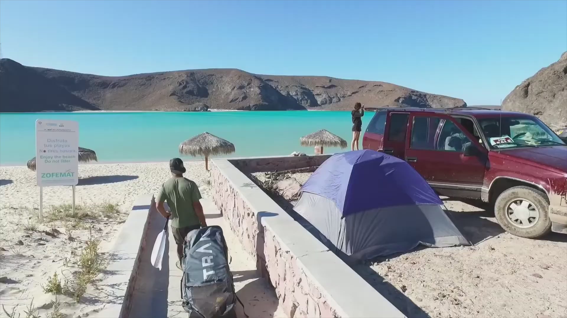 Charger la vidéo: Pagayeurs en kayak pliable TRAK naviguant sur les vagues près d&#39;une côte rocheuse